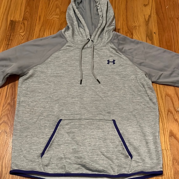 Under Armour Tops - Women’s Under Armour Sweatshirt